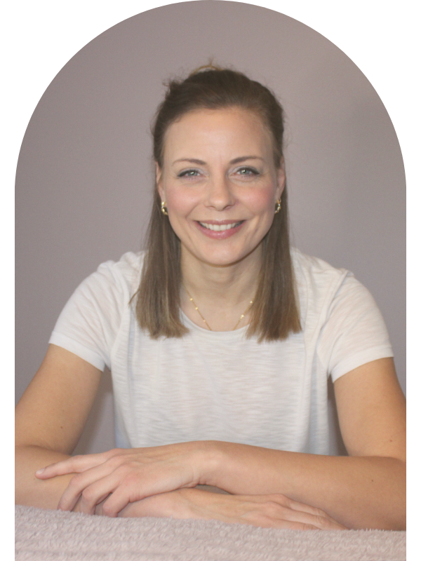 Anne Agerskov smiler ved behandlingsbriksen i klinikken i Hjerm